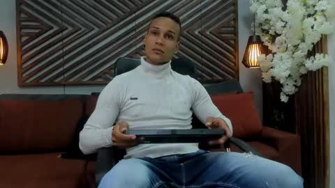 Snapshot of sterling_magnus chatting on February 14, 7:32 pm online show from February 14, 7:32 pm