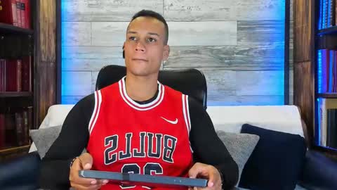 Snapshot of sterling_magnus chatting on February 21, 4:19 pm online show from February 21, 4:19 pm