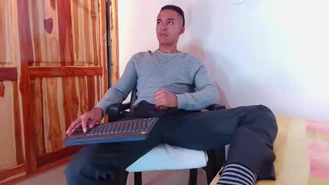 Snapshot of steven_modelo69 chatting on February 17, 2:53 am steven_modelo69 online show from February 17, 2:53 am