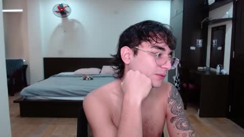 Snapshot of steveoceanbeanhuge chatting on January 7, 3:14 am Alex   online show from January 7, 3:14 am