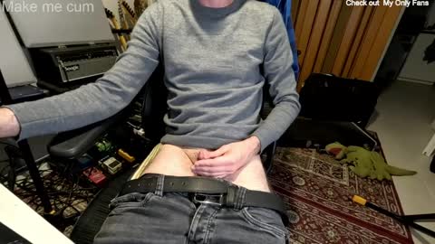 Snapshot of stevie_grey chatting on April 6, 7:37 pm stevie_grey online show from April 6, 7:37 pm