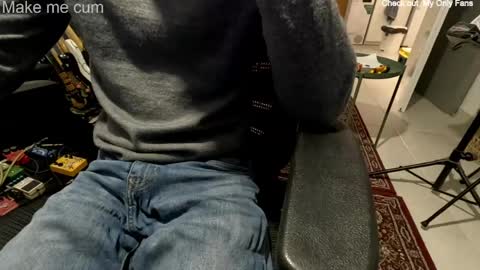 Snapshot of stevie_grey chatting on May 6, 6:46 pm stevie_grey online show from May 6, 6:46 pm