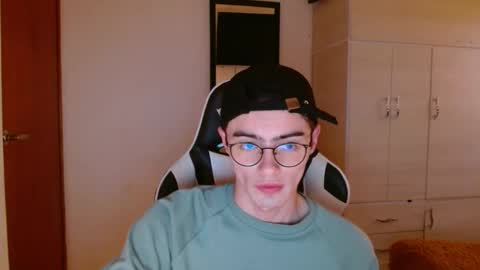 Snapshot of stiv_grant chatting on January 18, 12:04 pm stiv_grant online show from January 18, 12:04 pm