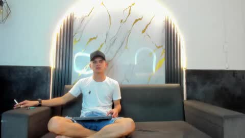 Snapshot of stivendreams chatting on February 8, 5:00 am friends online show from February 8, 5:00 am