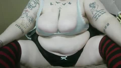 Snapshot of stonedbbw01 chatting on January 17, 7:24 am stonedbbw01 online show from January 17, 7:24 am