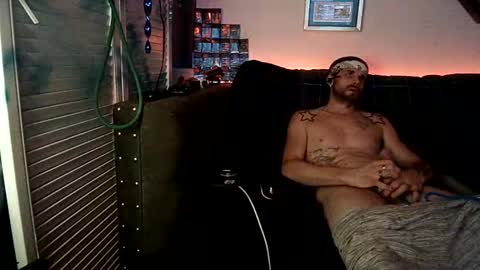 straitpipermann22 online show from April 2, 2:09 am