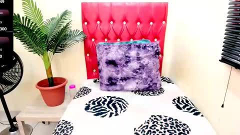 strawberry_lipz online show from October 7, 8:00 am