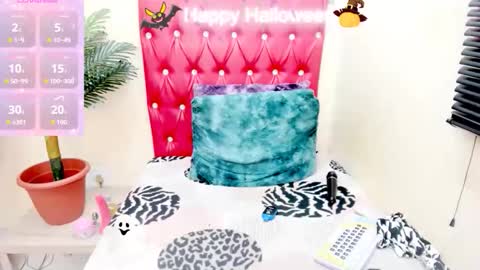 strawberry_lipz online show from October 31, 11:50 pm