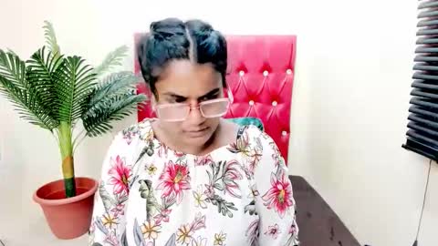 strawberry_lipz online show from November 10, 4:22 am