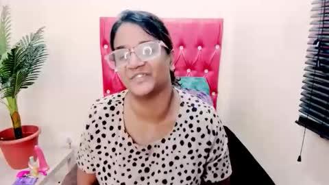 strawberry_lipz online show from November 18, 4:28 am