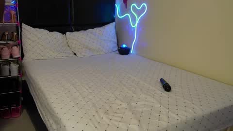 QUEEN online show from December 9, 4:56 am