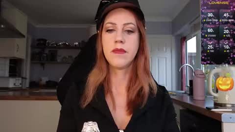 Snapshot of stripmequick chatting on October 31, 11:00 am Amorina online show from October 31, 11:00 am