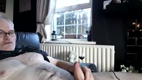 Snapshot of stud_1975 chatting on November 2, 8:17 am stud_1975 online show from November 2, 8:17 am