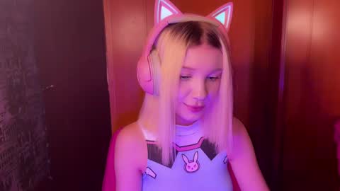 Snapshot of stuffy_ri chatting on December 2, 8:44 pm stuffy_ri online show from December 2, 8:44 pm