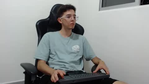 stwart_little online show from January 6, 12:58 am