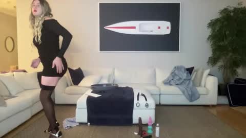 Snapshot of submiss14 chatting on November 6, 4:57 am Sissy Isabella online show from November 6, 4:57 am