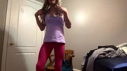 Snapshot of submiss14 chatting on December 1, 11:04 am Sissy Isabella online show from December 1, 11:04 am