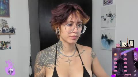 Snapshot of succubus_girl_ chatting on April 23, 2:30 pm Alexy online show from April 23, 2:30 pm