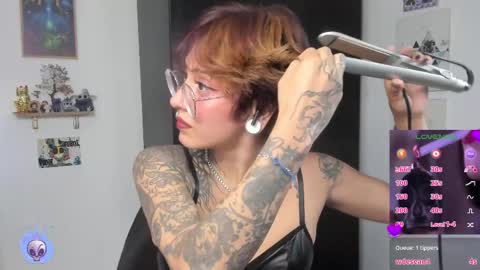 Snapshot of succubus_girl_ chatting on April 25, 3:20 pm Alexy online show from April 25, 3:20 pm