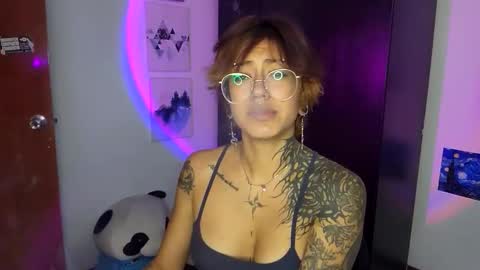 Snapshot of succubus_girl_ chatting on June 1, 3:58 pm Alexy online show from June 1, 3:58 pm
