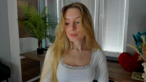Snapshot of sugar_with_tea chatting on May 11, 10:21 am Alicia online show from May 11, 10:21 am