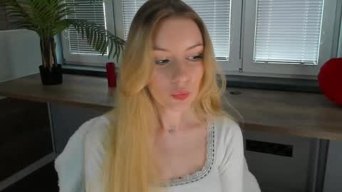 Snapshot of sugar_with_tea chatting on May 12, 7:38 am Alicia online show from May 12, 7:38 am