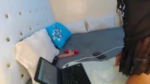 Snapshot of sugarlips_05 chatting on December 18, 6:41 am sugar online show from December 18, 6:41 am