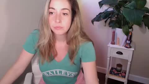 Mia online show from October 9, 3:10 pm