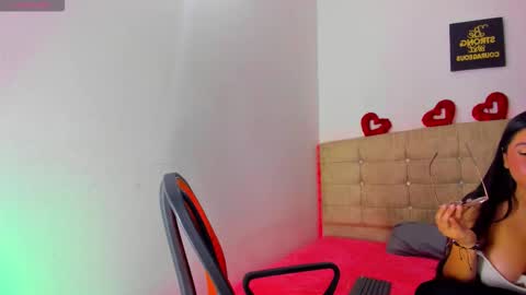 Snapshot of summer_girls01 chatting on November 8, 10:41 pm summer_girls01 online show from November 8, 10:41 pm