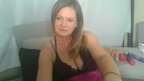 Snapshot of summerxoxo69 chatting on May 25, 7:31 pm Summerxoxo69 online show from May 25, 7:31 pm