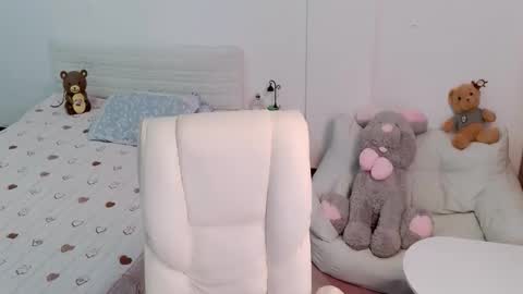 Snapshot of sun_yummy chatting on December 14, 7:25 am Lucis online show from December 14, 7:25 am