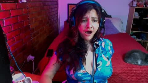 Snapshot of sunlight_7 chatting on December 14, 6:56 am sunny online show from December 14, 6:56 am