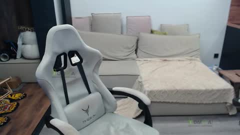 Snapshot of sunny1girl chatting on February 16, 6:31 am Alice and Sergey online show from February 16, 6:31 am