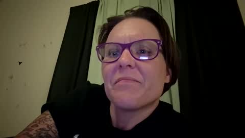 Snapshot of sunnytrix chatting on December 1, 7:24 am Sunnytrix online show from December 1, 7:24 am