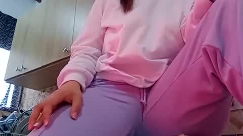 Snapshot of sunshine_days chatting on November 25, 6:41 pm Annie online show from November 25, 6:41 pm