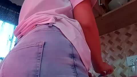 Snapshot of sunshine_days chatting on December 3, 7:12 pm Annie online show from December 3, 7:12 pm