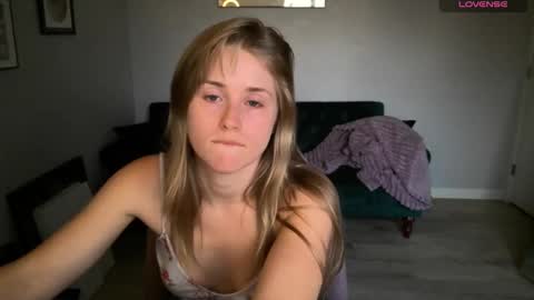 Snapshot of sunshine_pixie chatting on October 31, 12:44 am Sunray online show from October 31, 12:44 am