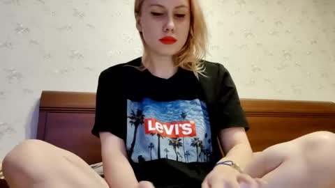 Snapshot of supereasyx chatting on December 7, 10:45 am Annie online show from December 7, 10:45 am