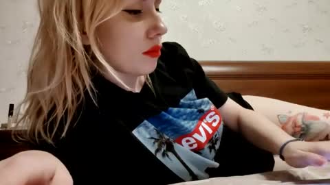 Snapshot of supereasyx chatting on December 7, 3:08 pm Annie online show from December 7, 3:08 pm