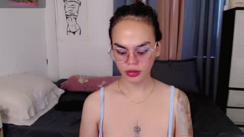 Snapshot of superhotvaleria chatting on February 26, 2:43 am Im val online show from February 26, 2:43 am