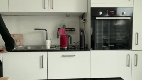 Snapshot of surfstar81 chatting on February 1, 7:51 am surfstar81 online show from February 1, 7:51 am