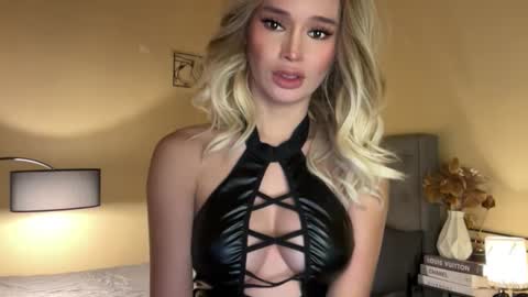 Mia online show from November 7, 7:30 am