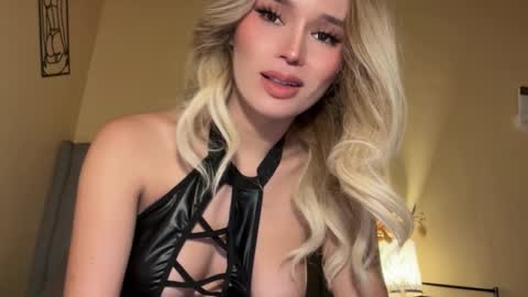 Mia online show from November 27, 7:38 pm