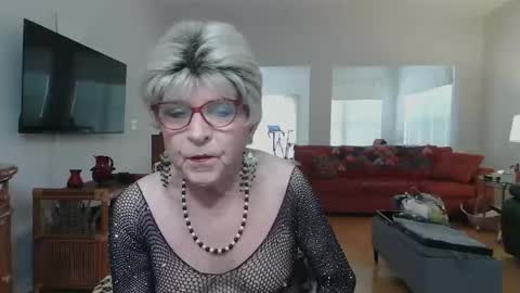 Snapshot of susanandlisa chatting on February 27, 6:08 pm sexualsusan online show from February 27, 6:08 pm