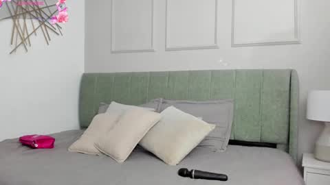 Amelia  online show from March 18, 12:30 pm