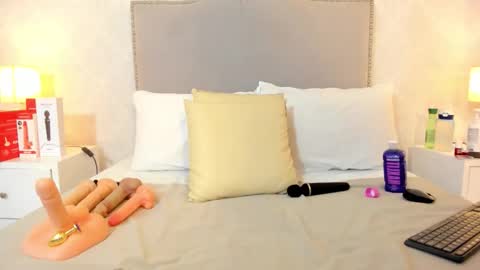 susanthomass online show from February 13, 8:05 pm