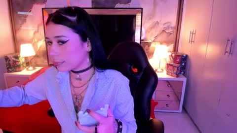 susanvilla online show from January 5, 7:39 pm