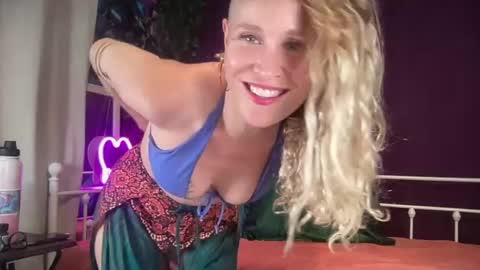 Susie and Lacey online show from July 12, 9:11 am