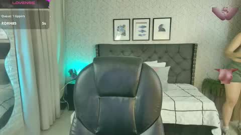 Snapshot of sussy__stone chatting on December 6, 7:01 pm online show from December 6, 7:01 pm