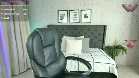 Snapshot of sussy__stone chatting on December 23, 4:17 pm online show from December 23, 4:17 pm